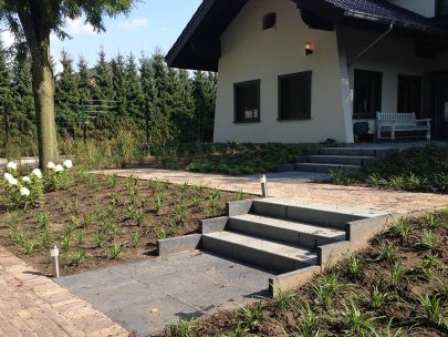 Aangelegde tuin met oudhollandse klinkers en betonmaterialen met trapelementen  - Neerpelt