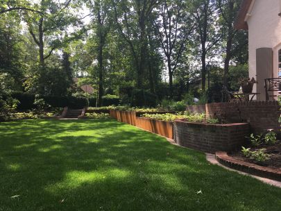Renovatie-tuinaanleg bij authentieke villa met verhoogde zwemvijver en wellnesshoek : gebakken klinkers, keramische tegels en cortenstaal - Bergeijk