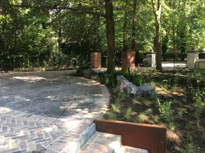 Renovatie-tuinaanleg bij authentieke villa met verhoogde zwemvijver en wellnesshoek : gebakken klinkers, keramische tegels en cortenstaal - Bergeijk