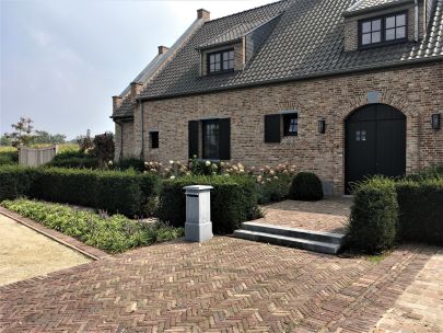Klassieke aangelegde landelijke tuin met platines en oud-Hollandse klinkers - Hamont-Achel